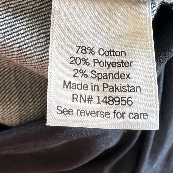 Sonoma Maternity Light Wash Distressed Jean Shorts NWT Size 14 Maternity - Picture 4 of 10